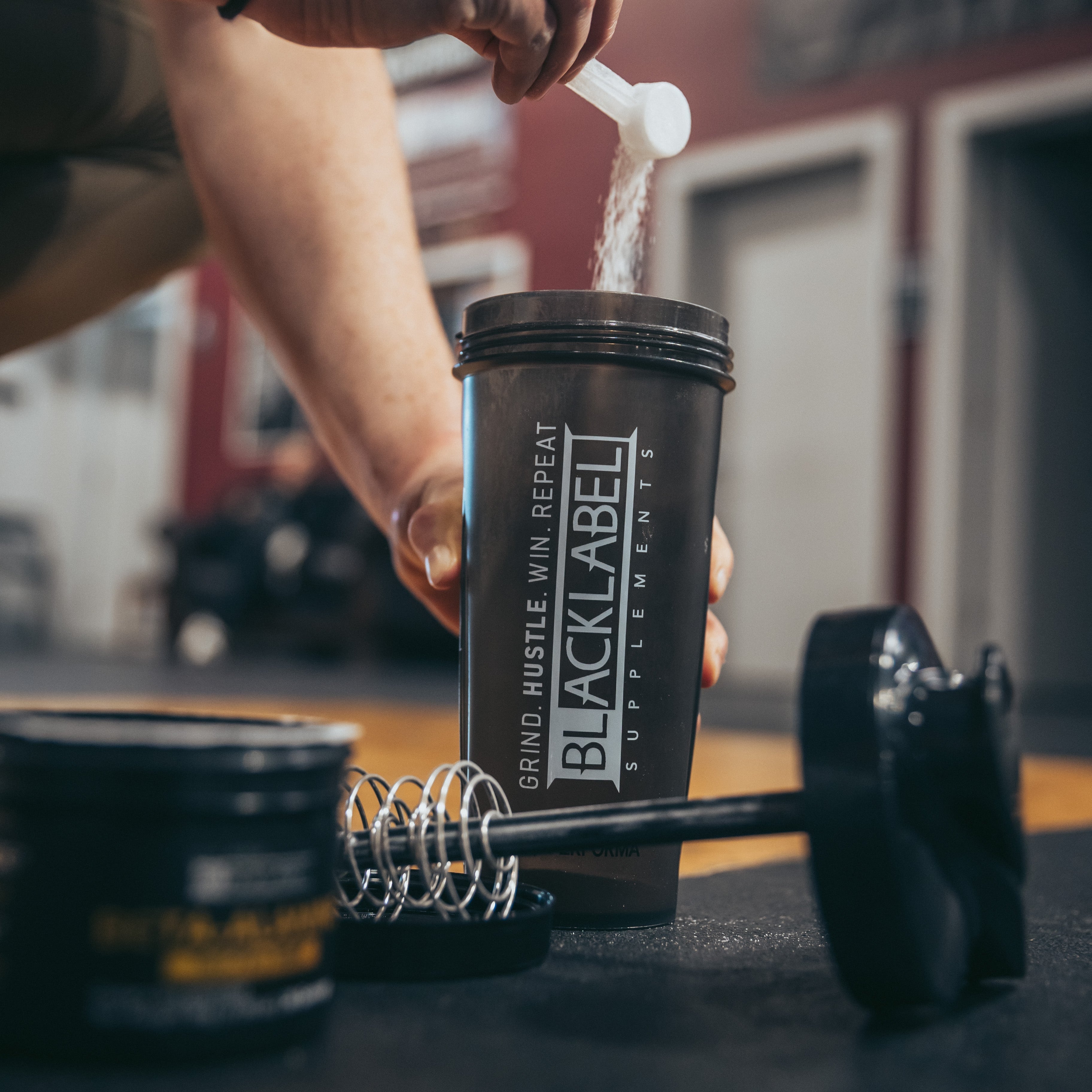 28 oz ACTIV Shaker Bottle — Clump-Free Mixing for Every Workout